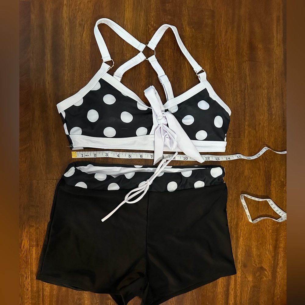 👙Black & White Polk-a-dot bikini with shorts bottoms.